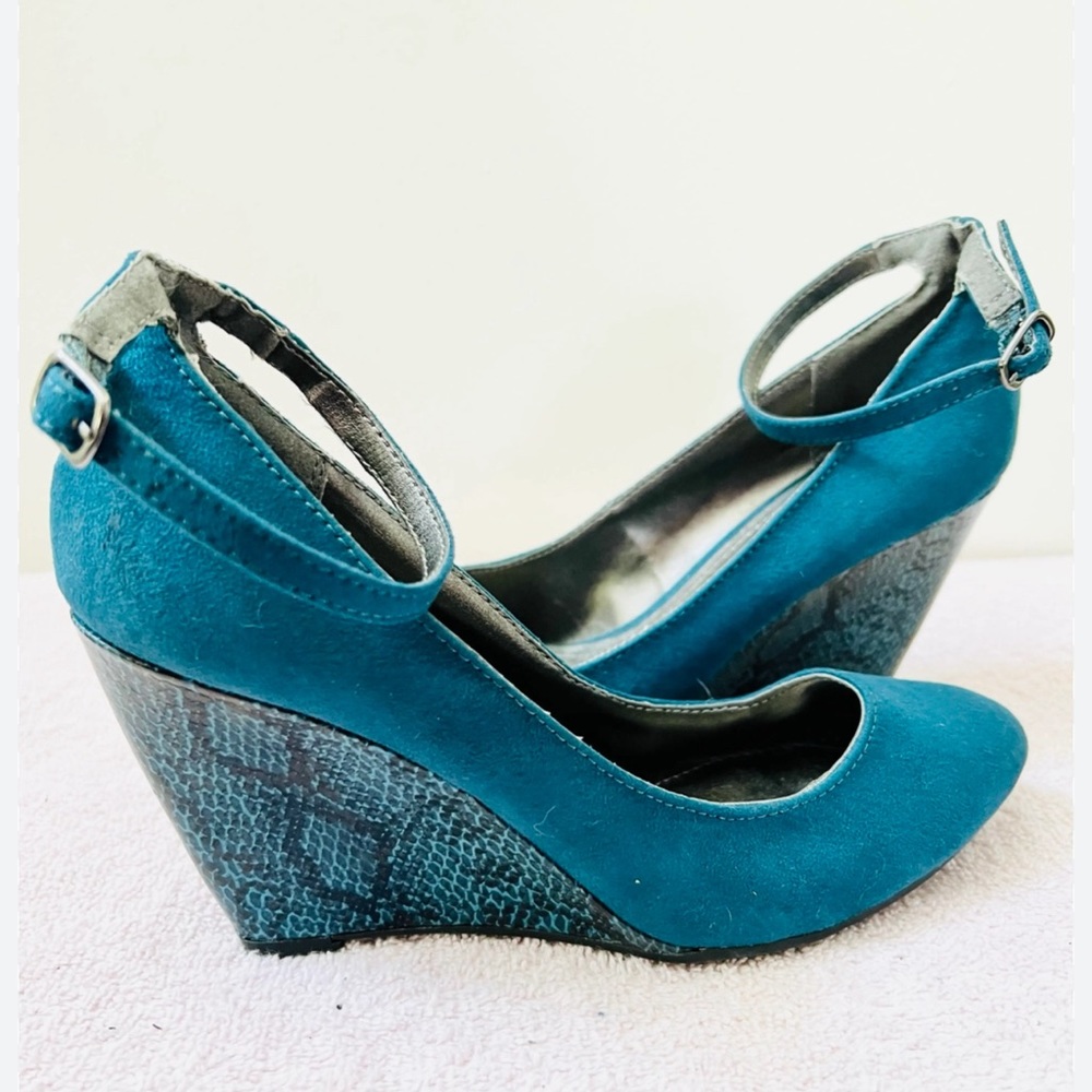 Kenneth Cole Reaction Strap heels Teal Size 6 M